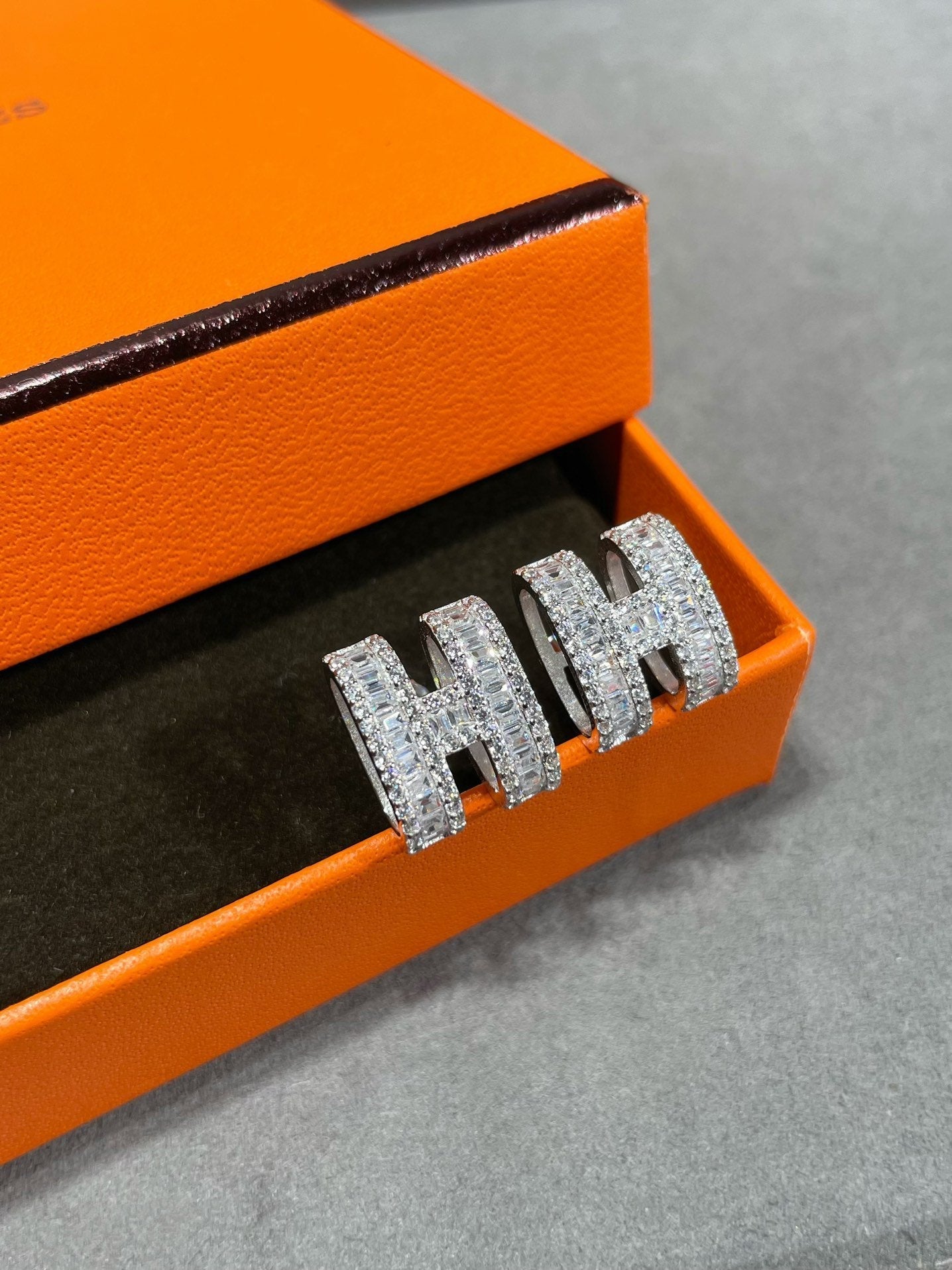 [AURORA]H STUD EARRINGS WITH SILVER DIAMONDS