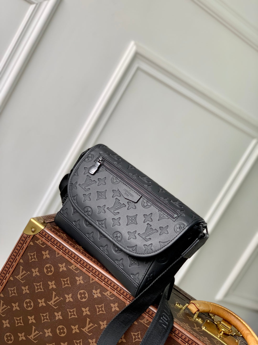 PULSE MESSENGER 26.6 IN BLACK MONOGRAM SHADOW EMBOSSED CALFSKIN