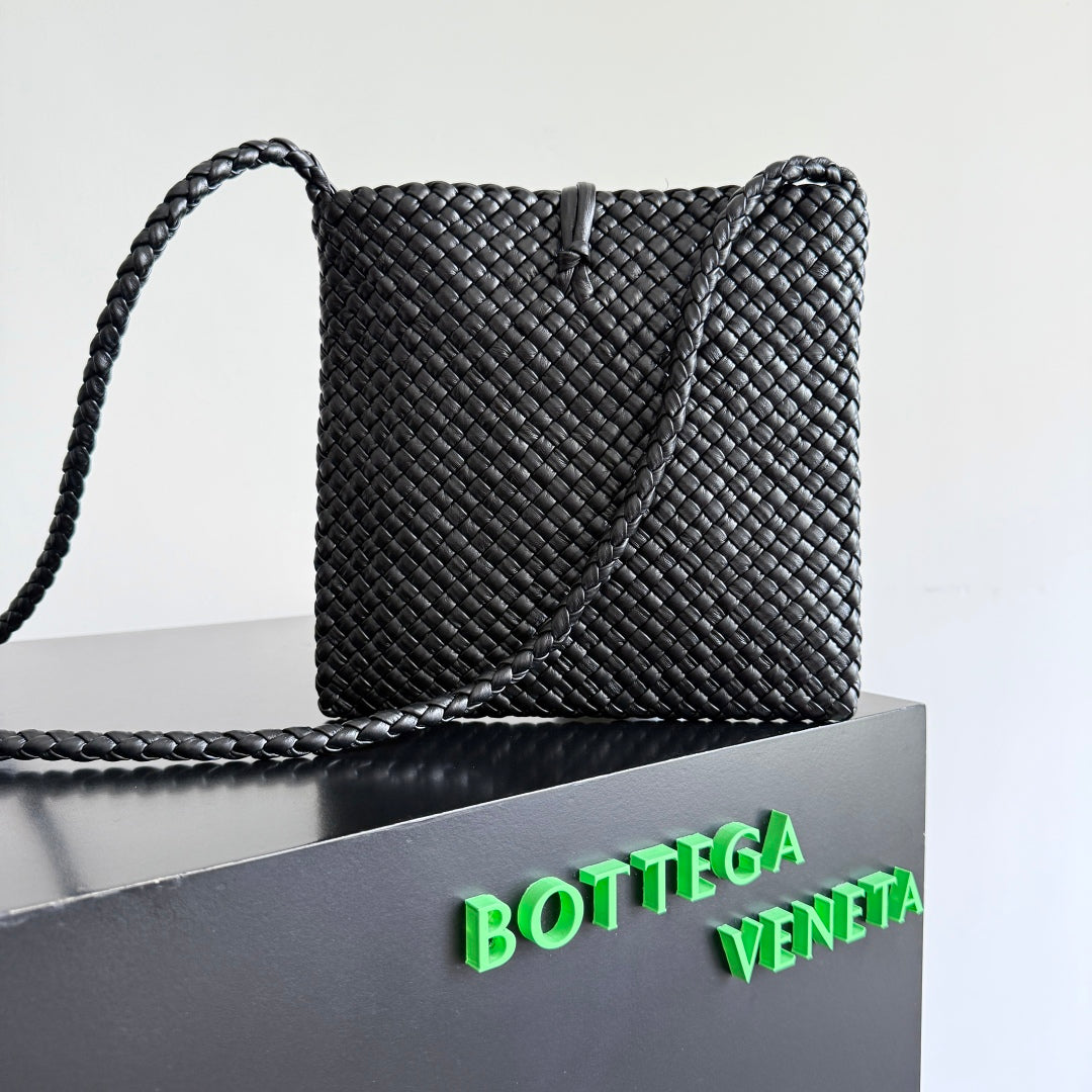 BOTTEGA VENETA 25S TOSCA BAG 19 IN BLACK CALFSKIN GOLD HARDWARE