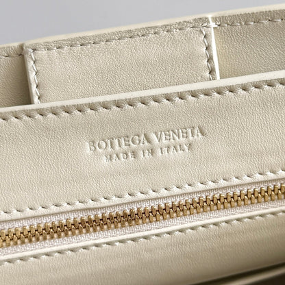 BOTTEGA VENETA 25S SMALL ANDIAMO 25 IN IVORY CALFSKIN AND RAFFIA