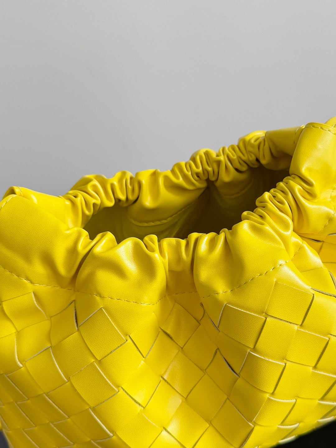 BOTTEGA VENETA 25S DUSTBAG MEDIUM 32 IN LEMON YELLOW CALFSKIN