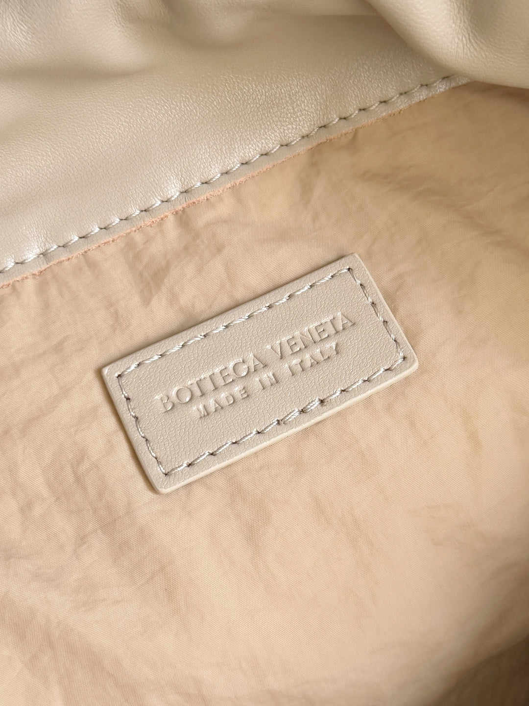 BOTTEGA VENETA 25S DUSTBAG NOTTE 33 IN WARM BEIGE CALFSKIN GOLD HARDWARE