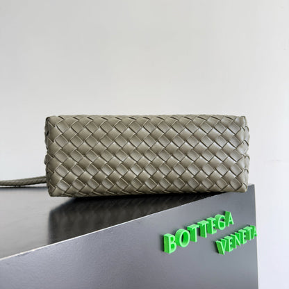 BOTTEGA VENETA 25S MEDIUM ANDIAMO 32 IN OLIVE GREEN CALFSKIN GOLD HARDWARE