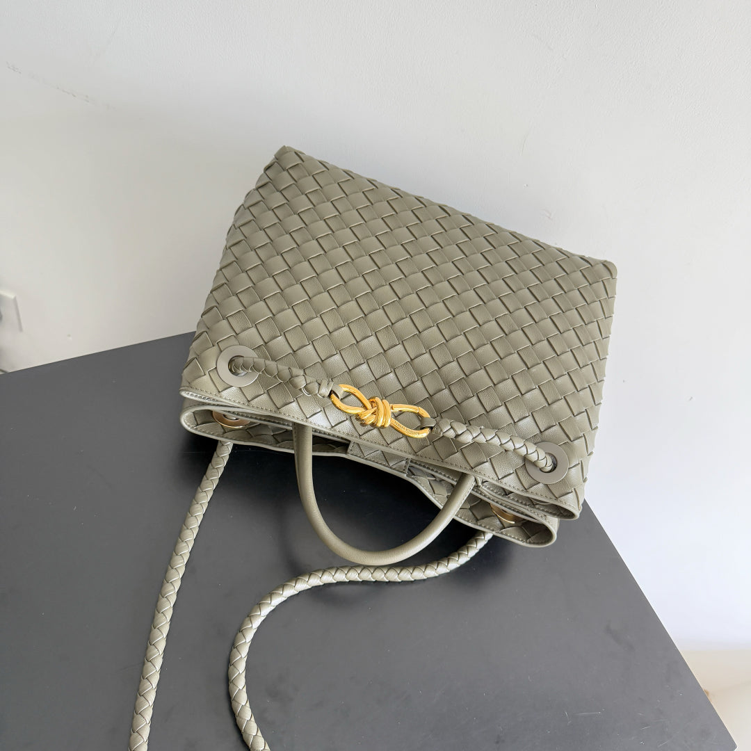 BOTTEGA VENETA 25S MEDIUM ANDIAMO 32 IN OLIVE GREEN CALFSKIN GOLD HARDWARE