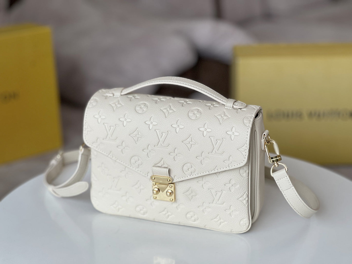 LV 25S POCHETTE METIS 25 IN WHITE MONOGRAM COATED CANVAS GOLD HARDWARE