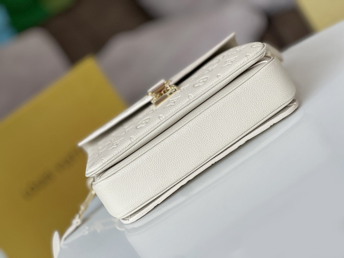 LV 25S POCHETTE METIS 25 IN WHITE MONOGRAM COATED CANVAS GOLD HARDWARE