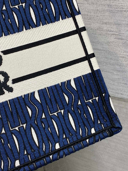 MISS MEDIUM TOTE 36 IN WHITE MIX DEEP COVE BLUE CANVAS