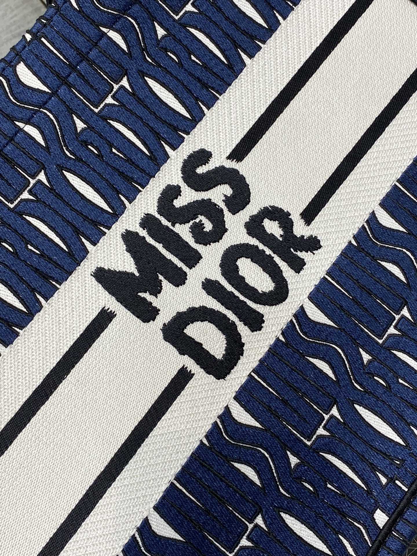 MISS MEDIUM TOTE 36 IN WHITE MIX DEEP COVE BLUE CANVAS