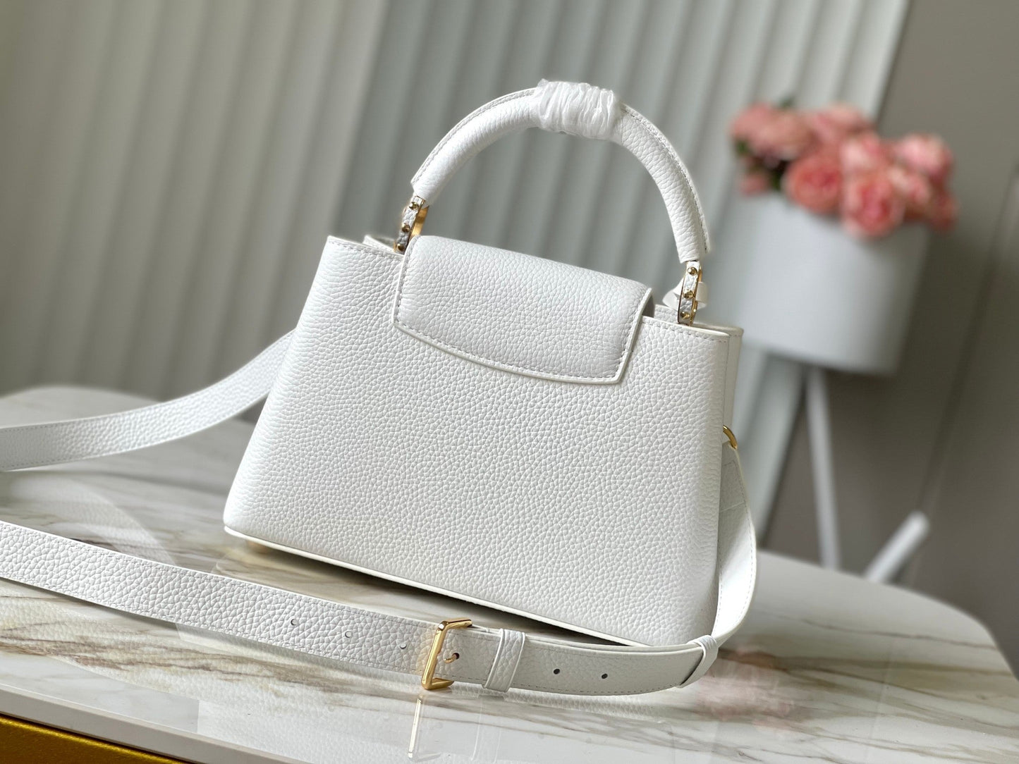 CAPUCINES BB 27 IN WHITE TAURILLON GOLD HARDWARE