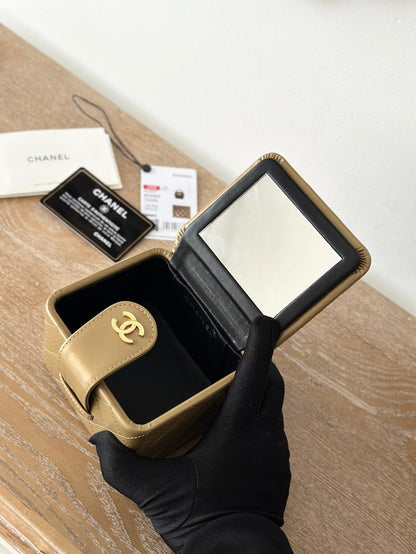 MINI VINTAGE COSMETIC BAG 11 IN CAPE PALLISER SHINY CALFSKIN GOLD HARDWARE