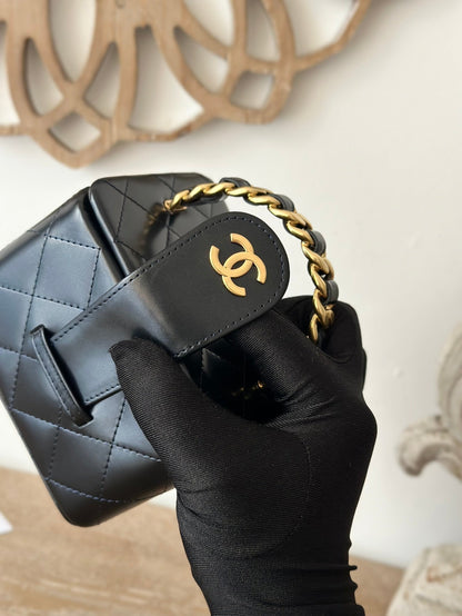 MINI VINTAGE COSMETIC BAG 11 IN BLACK SHINY CALFSKIN GOLD HARDWARE