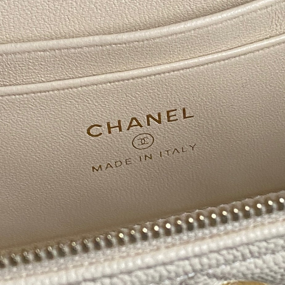 COSMETIC BAG 19 IN CREAM GRAINED CALFSKIN GOLD HARDWARE