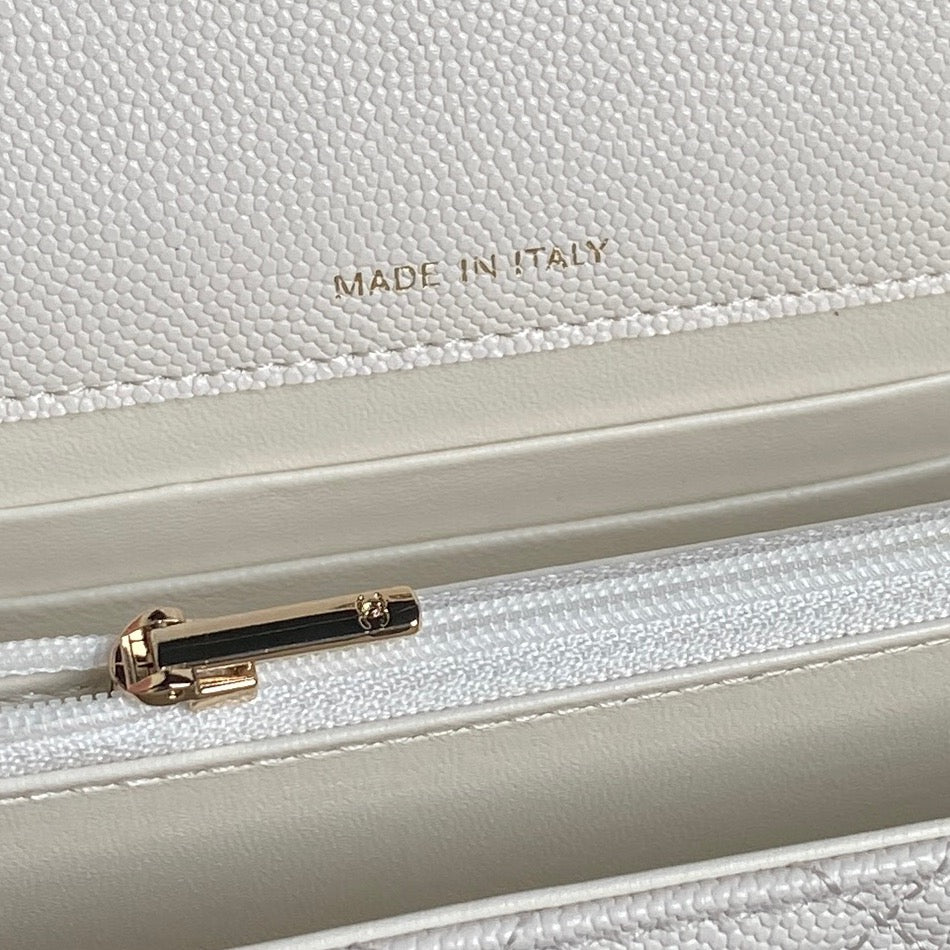 25C FLAP BAG 18 IN WHITE SHINY GRAINED CALFSKIN GOLD HARDWARE