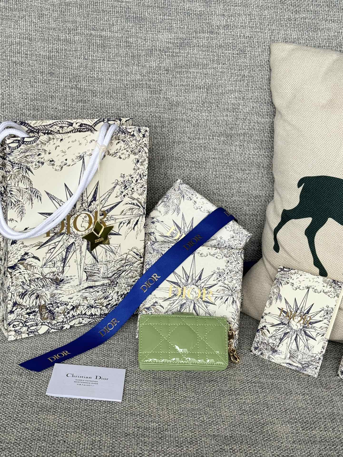 LADY JASMINE CARD HOLDER 10 IN LIGHT GREEN QUILTED PATENT CALFSKIN