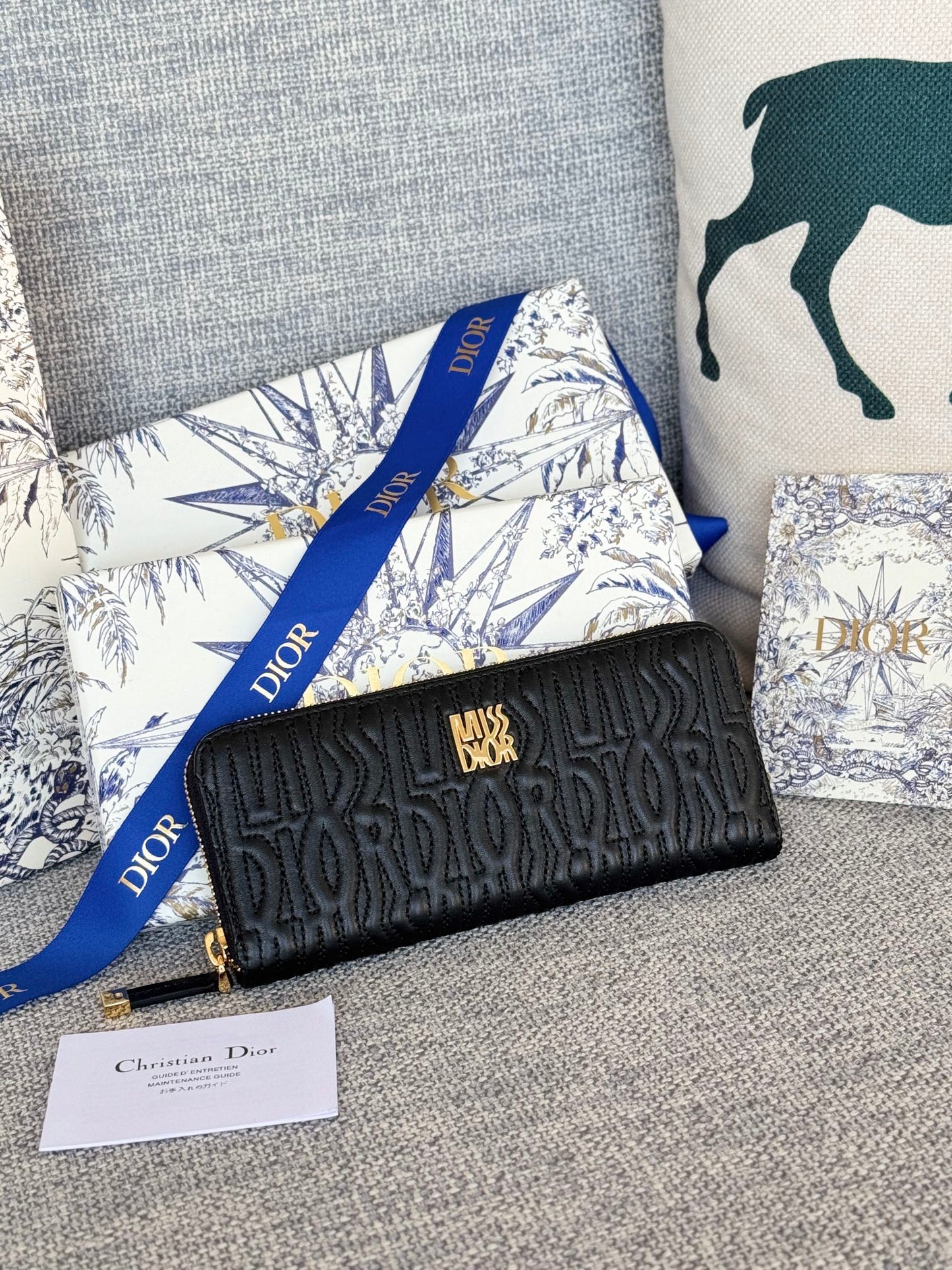 VERTICAL LONG ZIP WALLET 20 IN BLACK QUILTED ALLOVER CALFSKIN