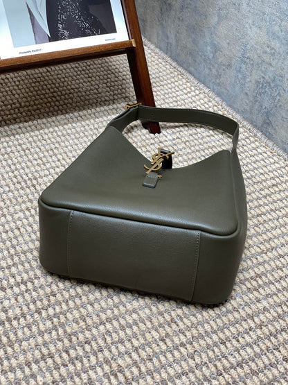 LE 5 À 7 SMALL SUPPLE 22 IN DARK GREEN CALFSKIN GOLD BUCKLE