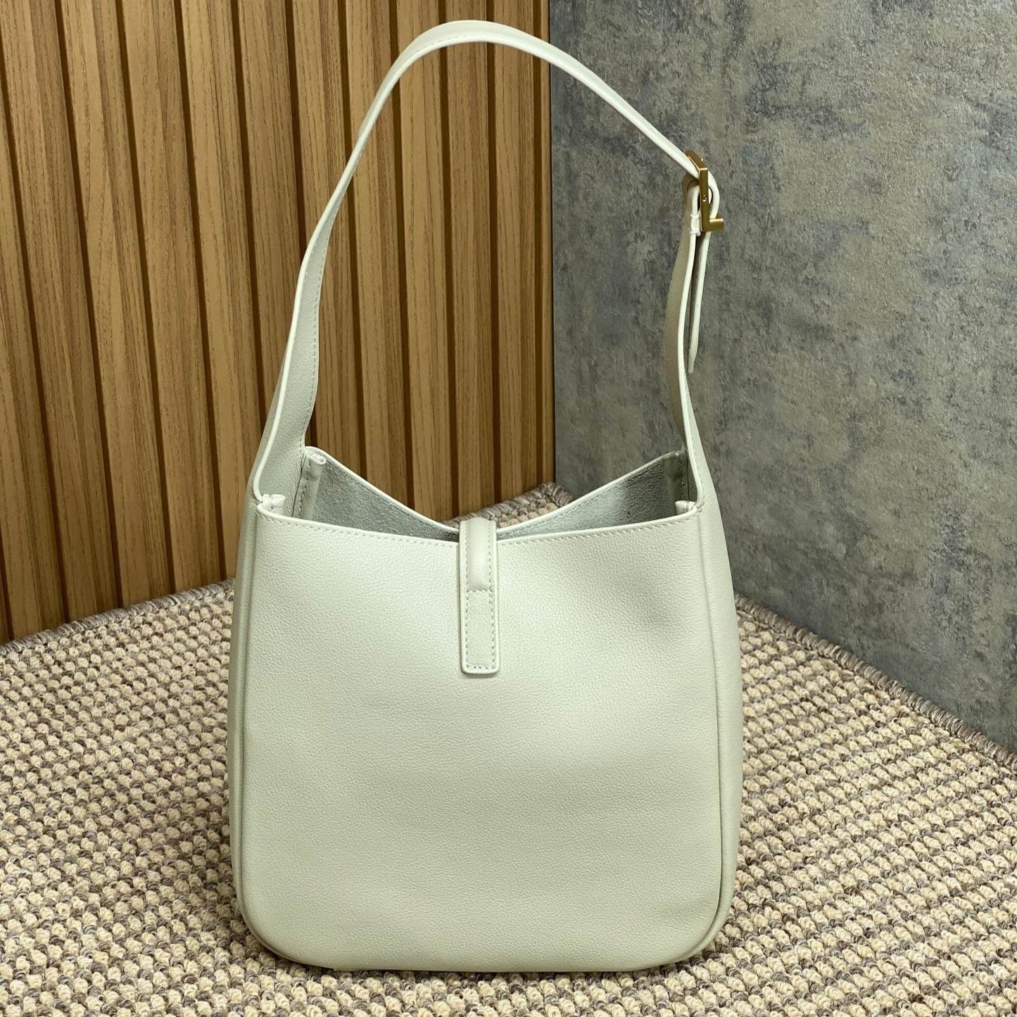 LE 5 À 7 SMALL SUPPLE 22 IN WHITE CALFSKIN GOLD BUCKLE