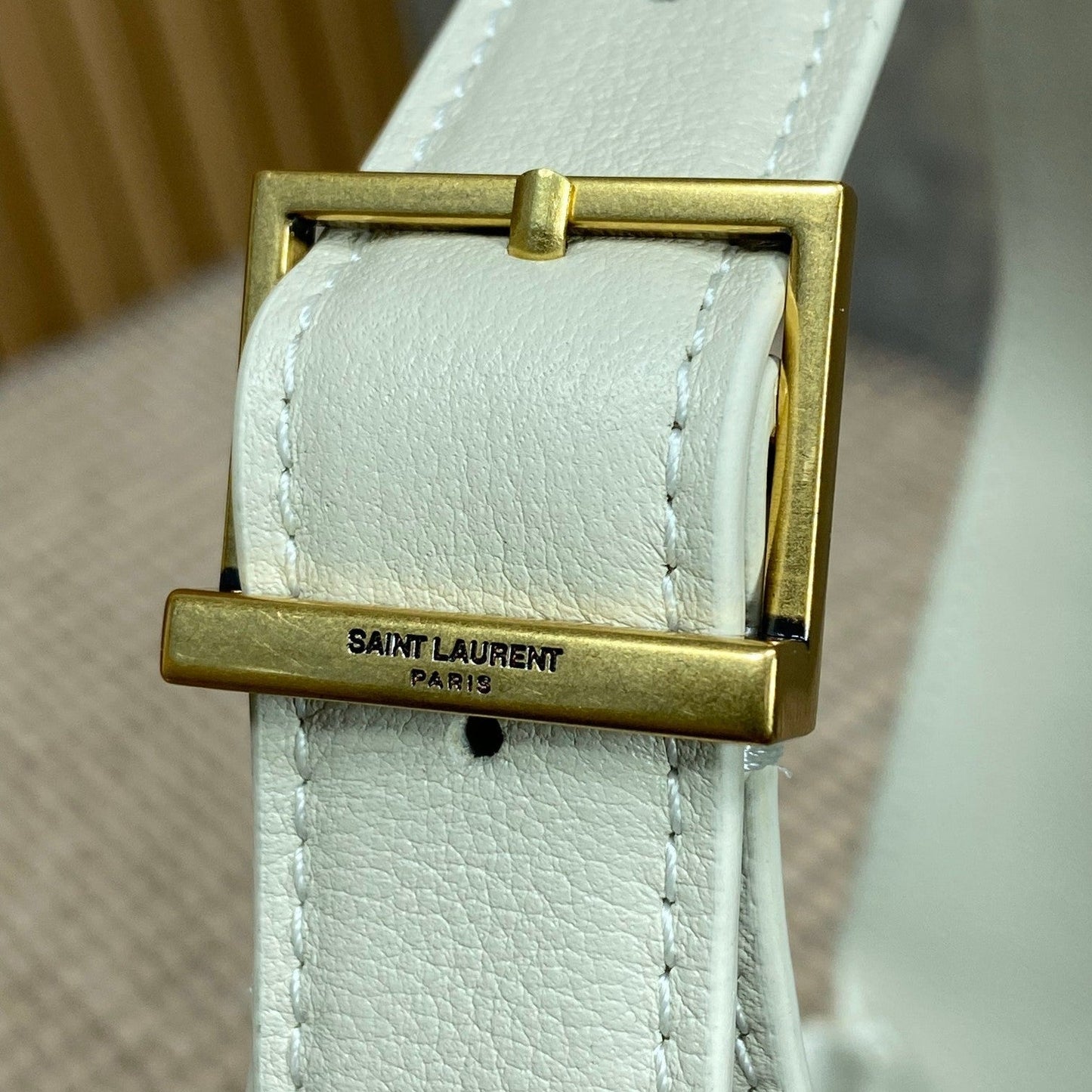 LE 5 À 7 SMALL SUPPLE 22 IN WHITE CALFSKIN GOLD BUCKLE