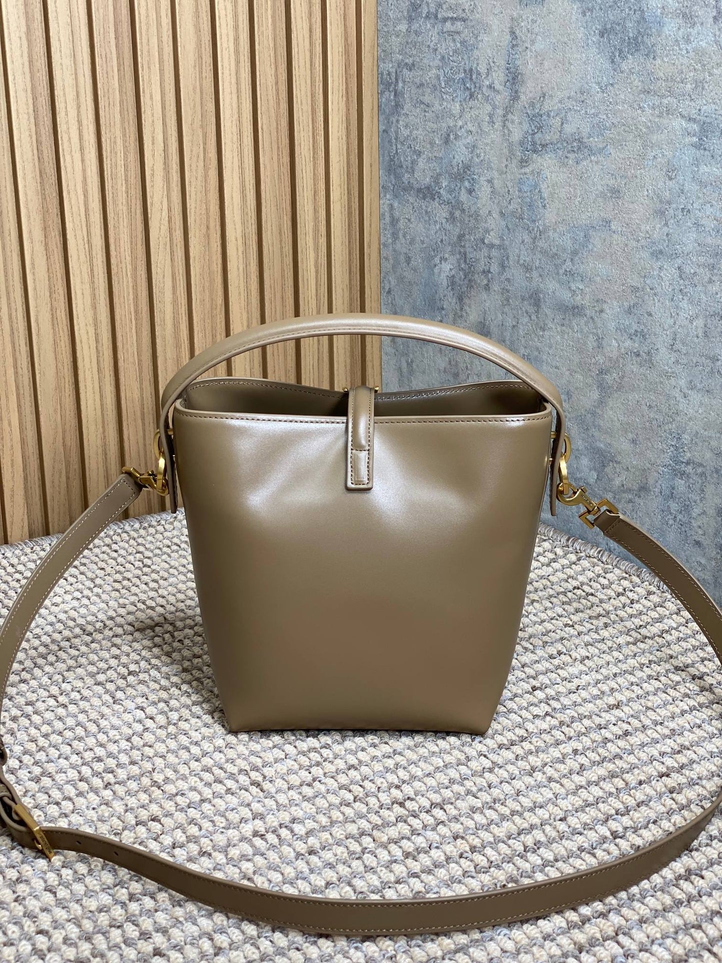 LE 37 SMALL BUCKET BAG 20 IN CEDAR BROWN CALFSKIN GOLD HARDWARE