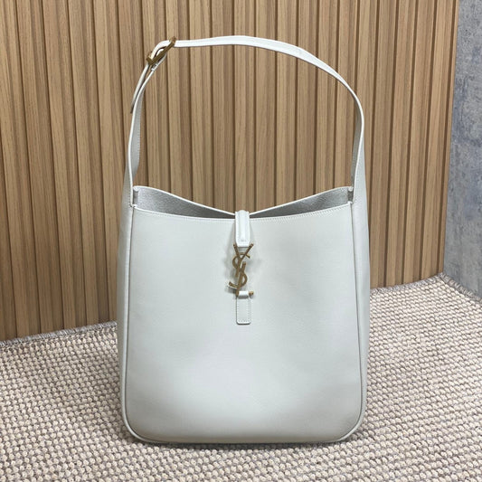 LE 5 À 7 LARGE SUPPLE BAG 31 IN WHITE CALFSKIN