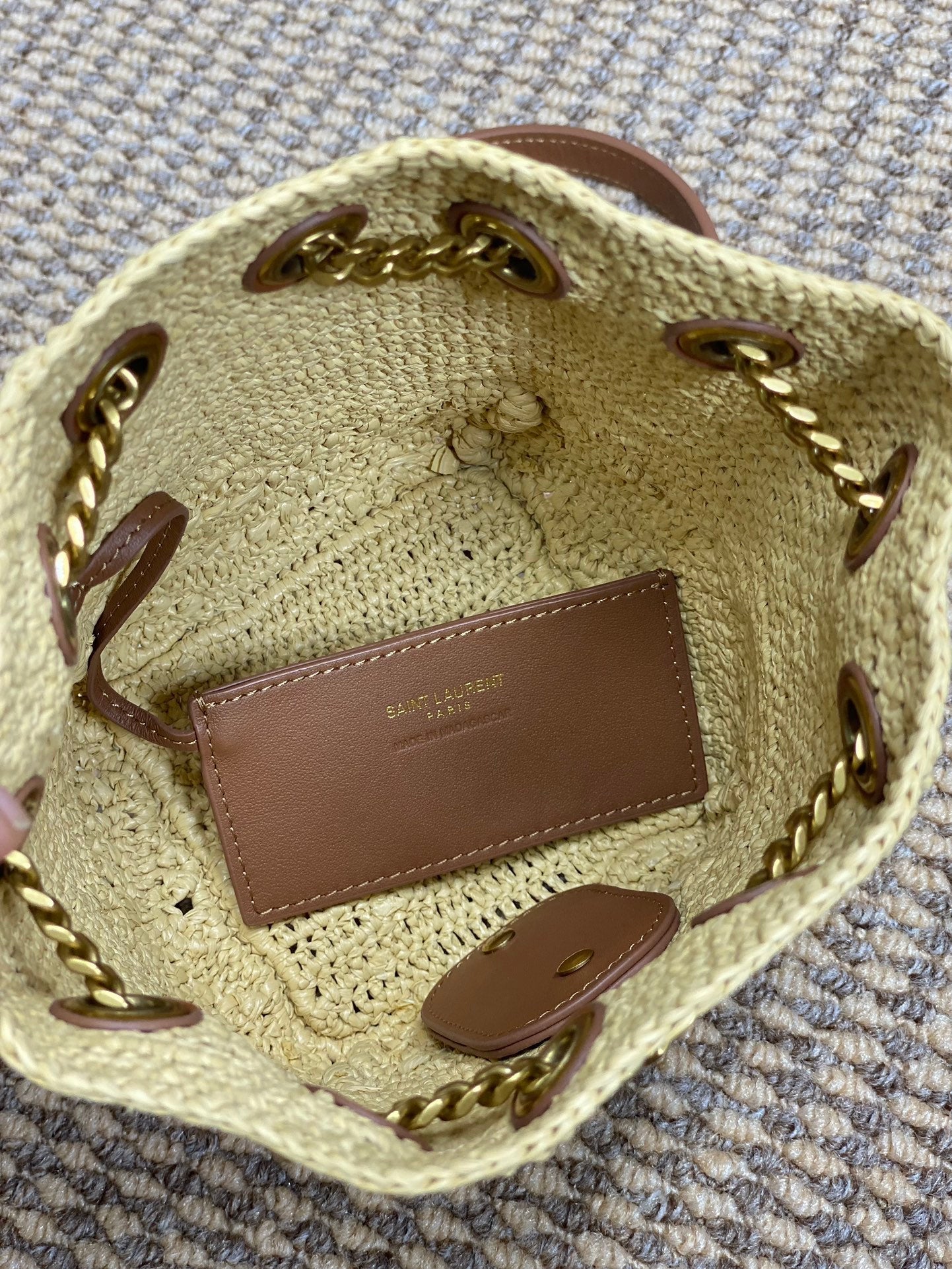 DRAWSTRING BUCKET BAG 19 IN BEIGE WOVEN RAFFIA AND CALFSKIN