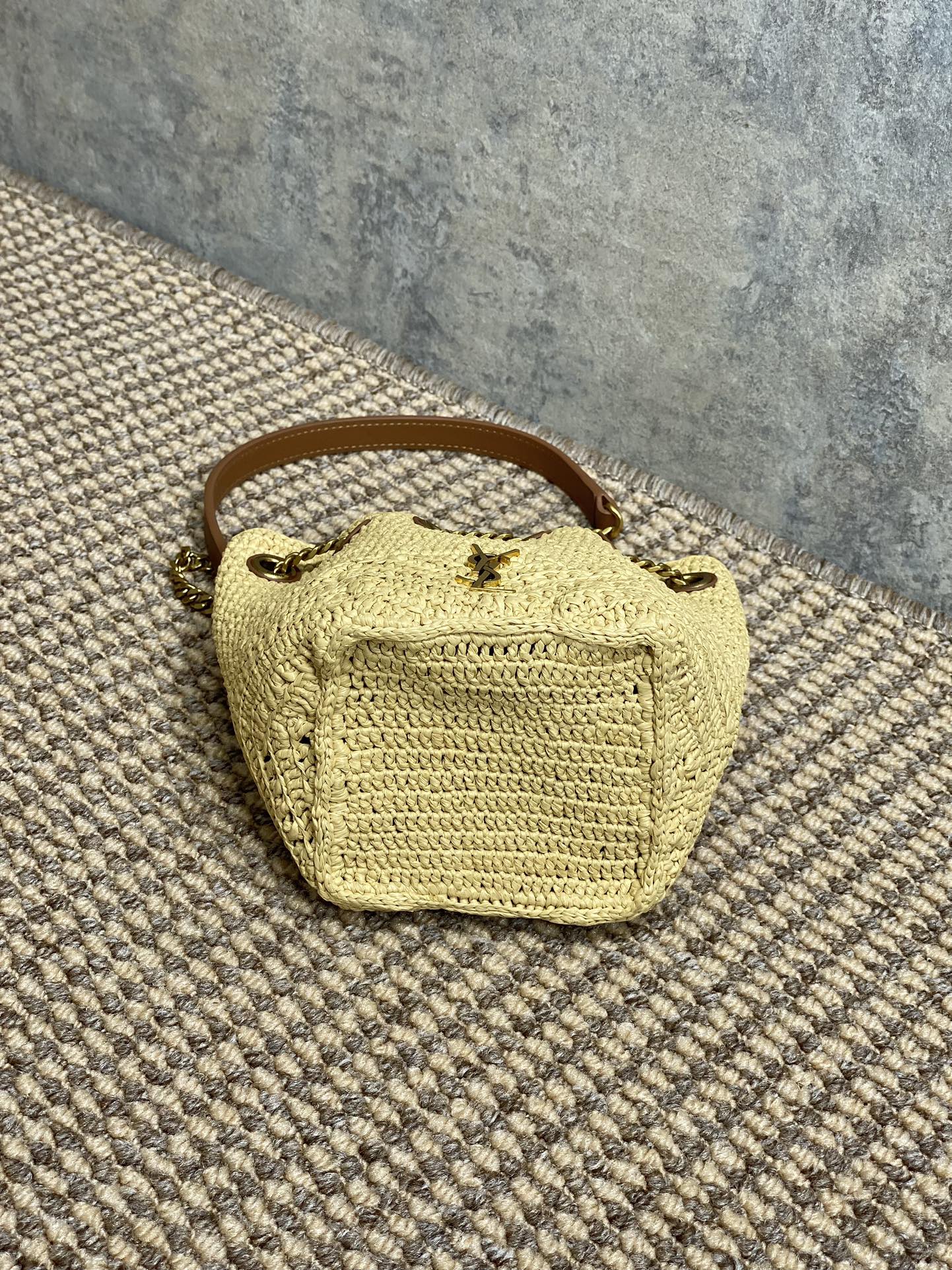 DRAWSTRING BUCKET BAG 19 IN BEIGE WOVEN RAFFIA AND CALFSKIN