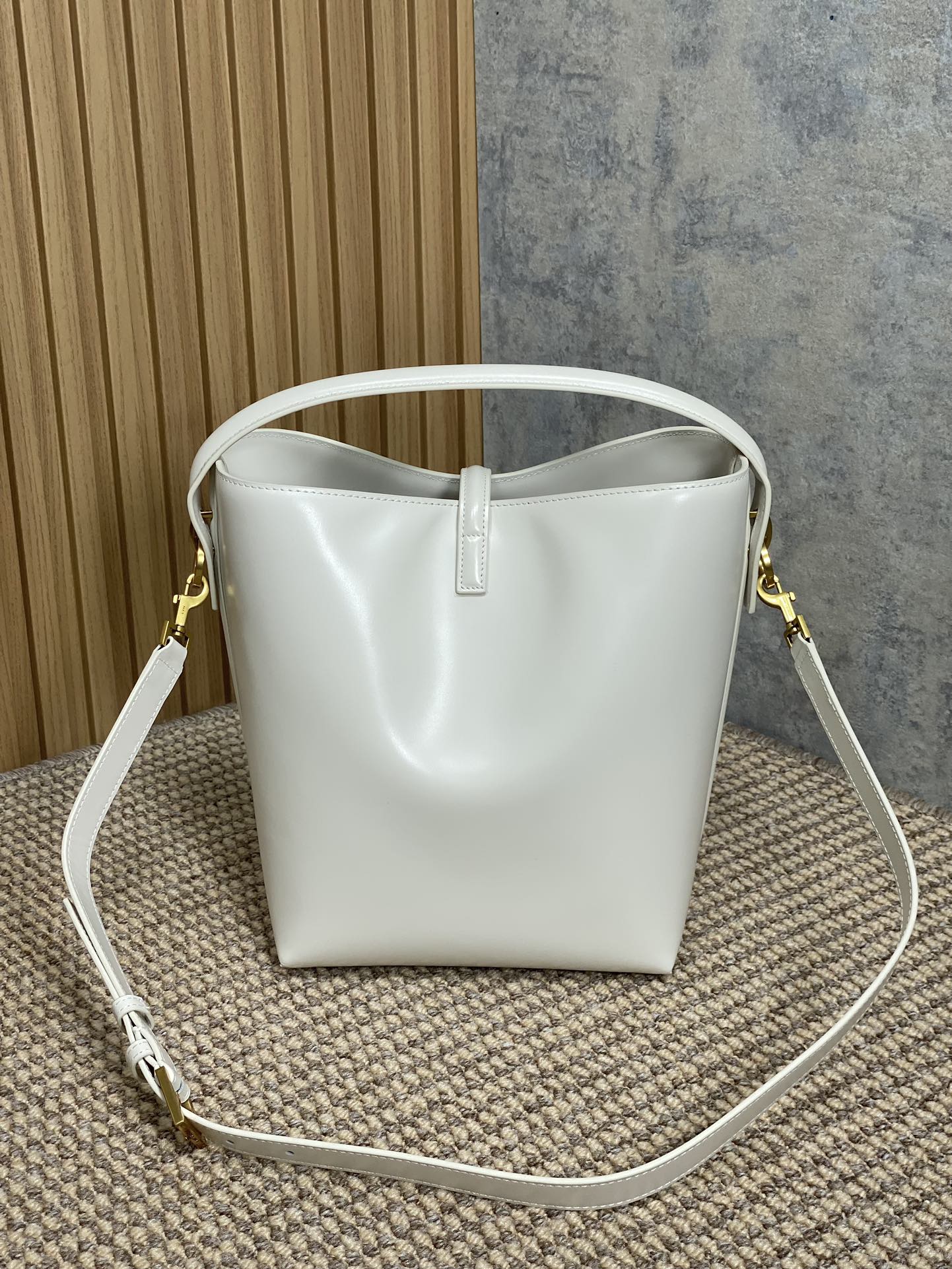 LE 37 MEDIUM BUCKET BAG 25 IN WHITE CALFSKIN GOLD HARDWARE