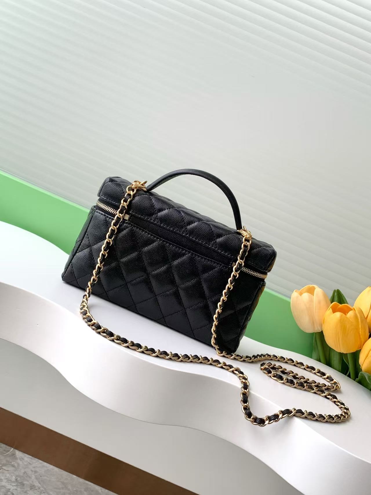 VANITY CASE 19 IN BLACK GRAINED CALFSKIN GOLD HARDWARE