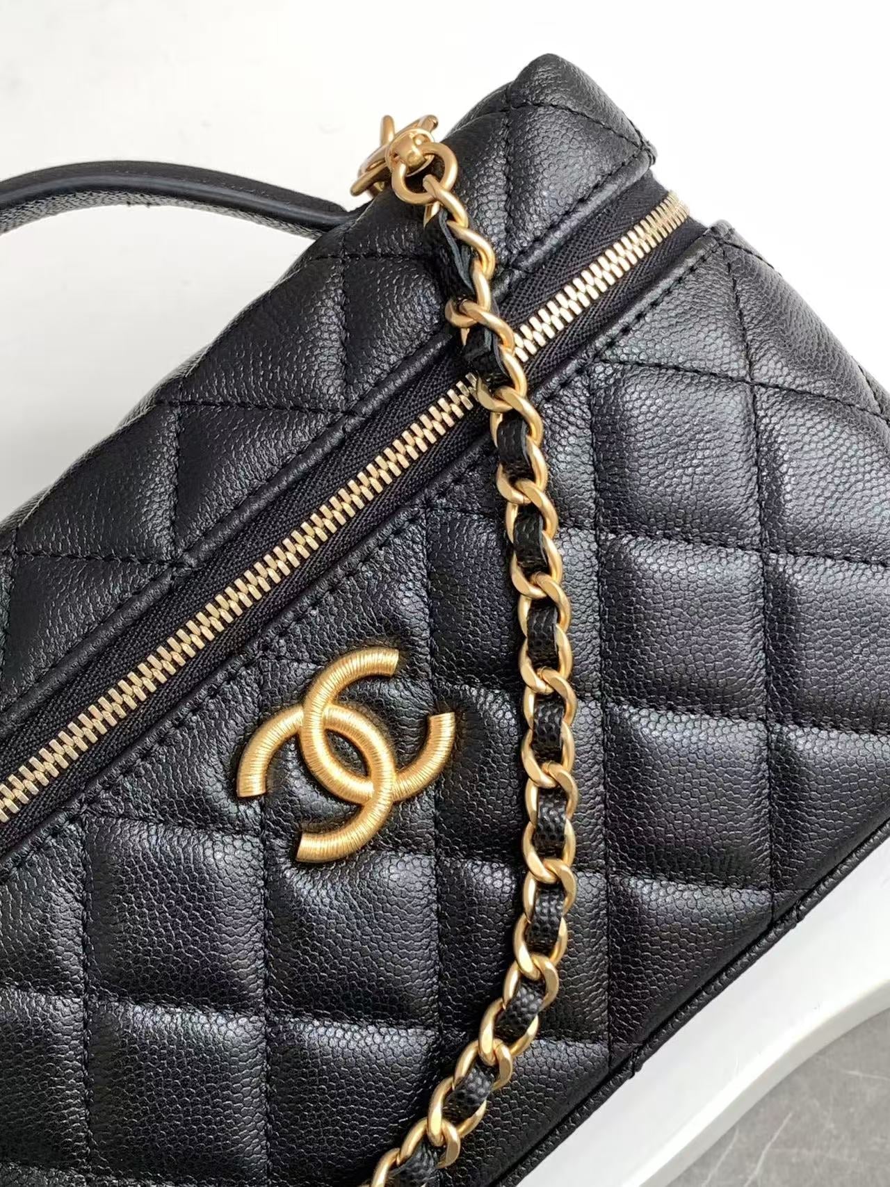 VANITY CASE 19 IN BLACK GRAINED CALFSKIN GOLD HARDWARE