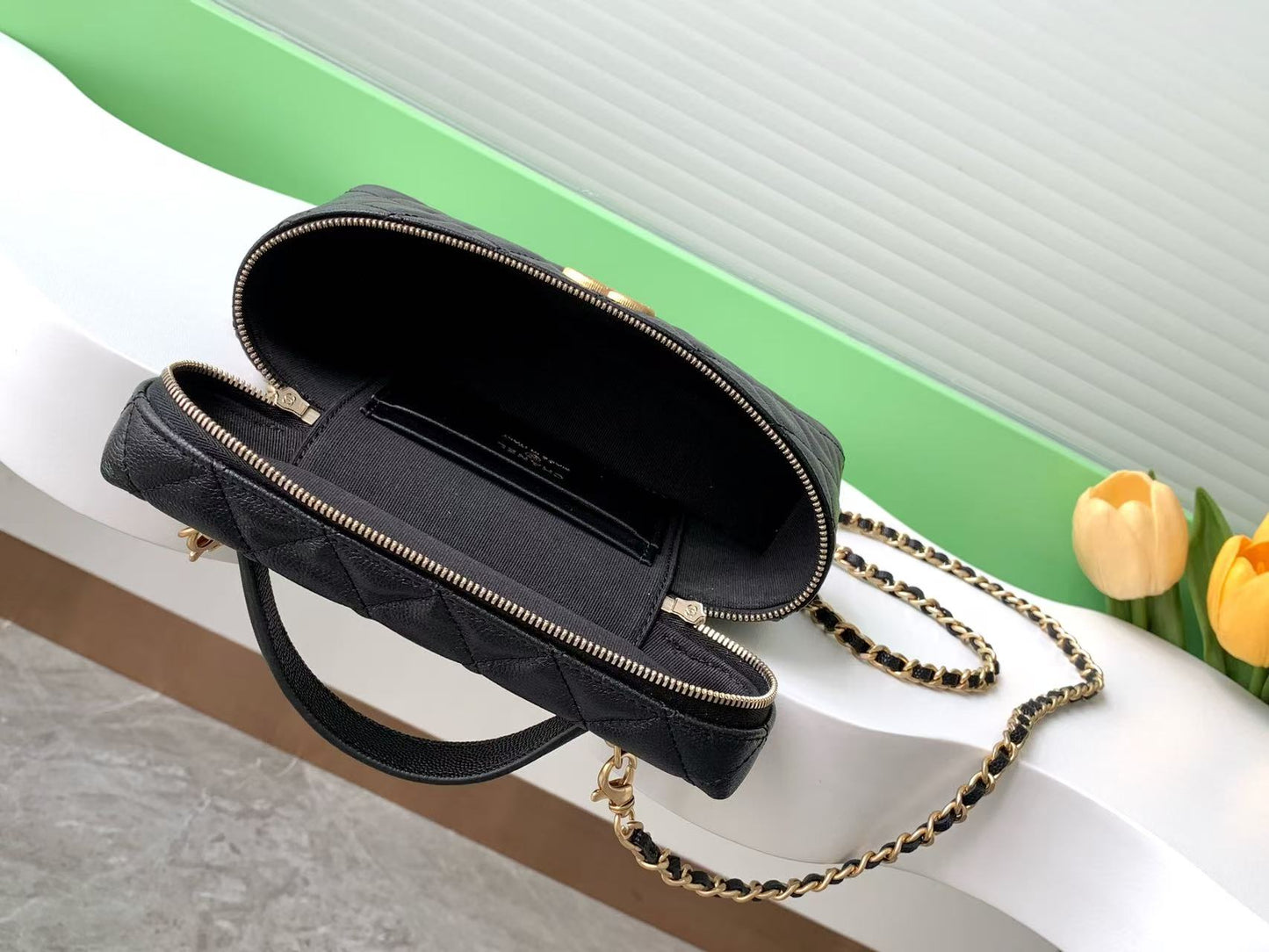 VANITY CASE 19 IN BLACK GRAINED CALFSKIN GOLD HARDWARE