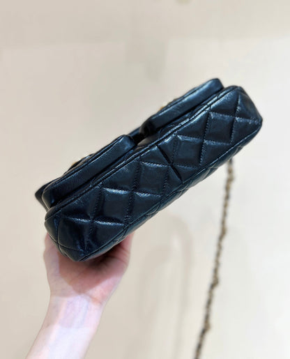 DOUBLE POCKETS FLAP BAG TOP HANDLE 24 IN BLACK LAMBSKIN GOLD HARDWARE