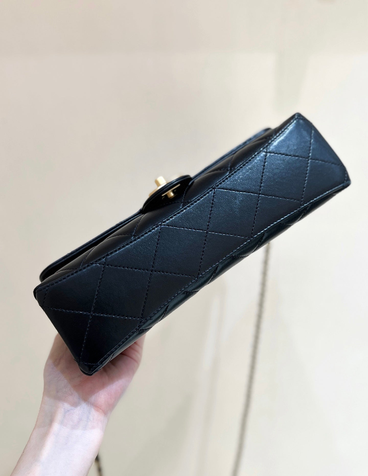 PEARL TOP HANDLE BAG 25 IN BLACK LAMBSKIN GOLD HARDWARE