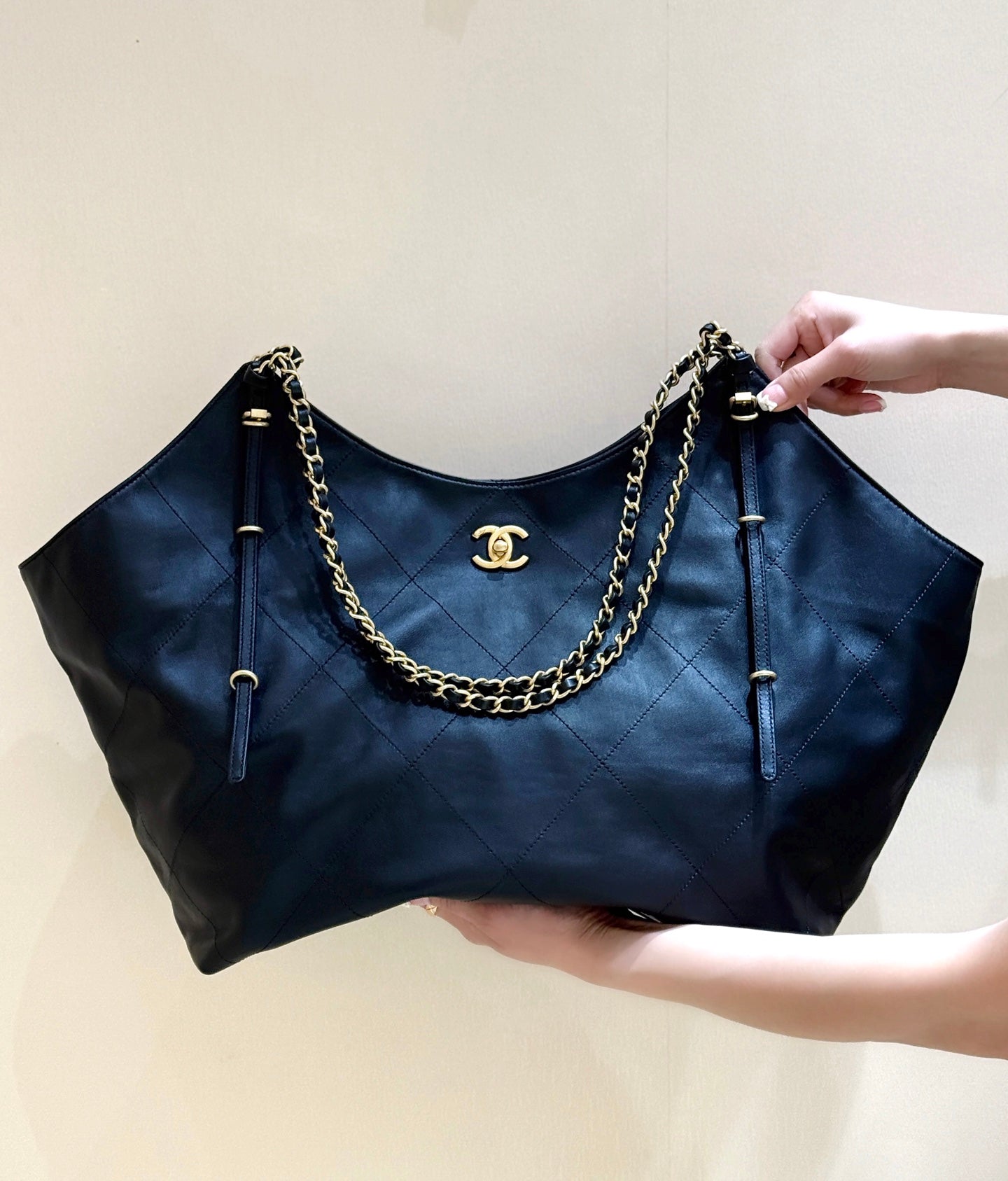 LARGE MAXI SHOPPING BAG 59 IN BLACK CALFSKIN GOLD-TONE METAL