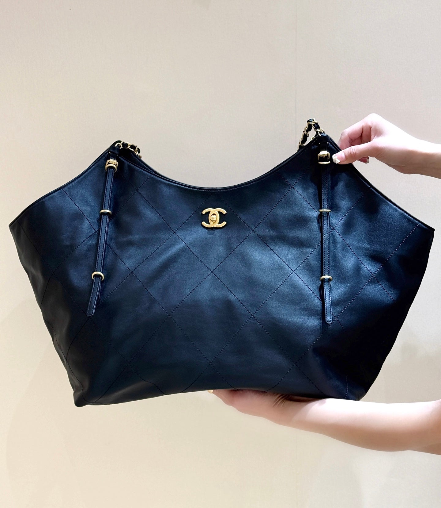 LARGE MAXI SHOPPING BAG 59 IN BLACK CALFSKIN GOLD-TONE METAL