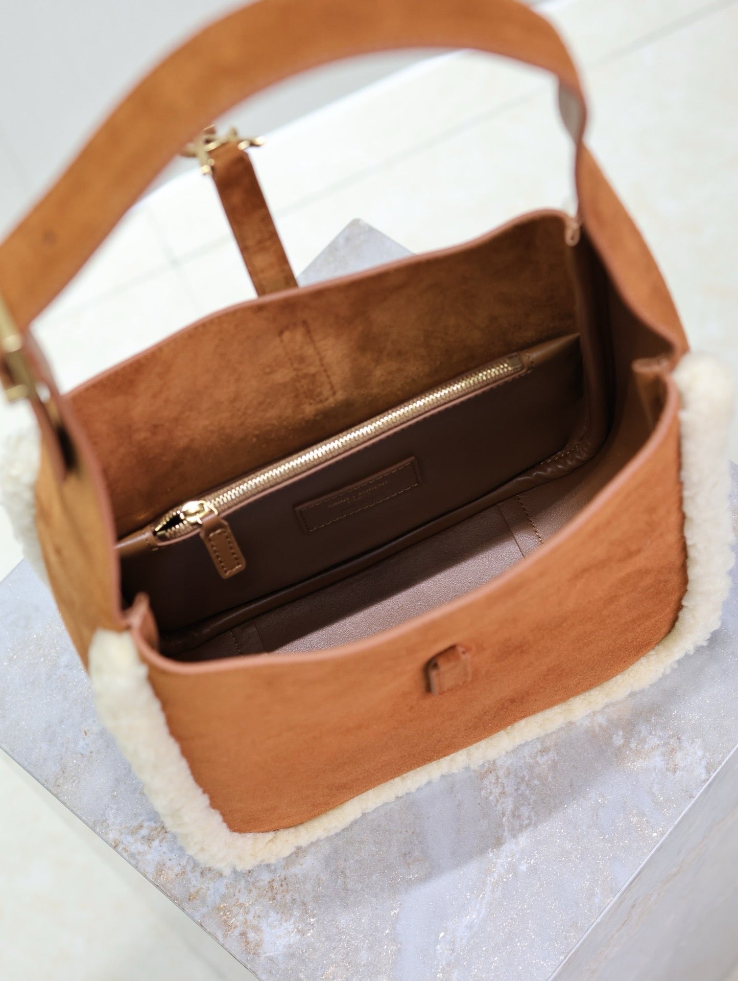 LE 5 À 7 SMALL SUPPLE 23 IN AMBER ORANGE SUEDE AND WHITE LAMB FUR TRIM