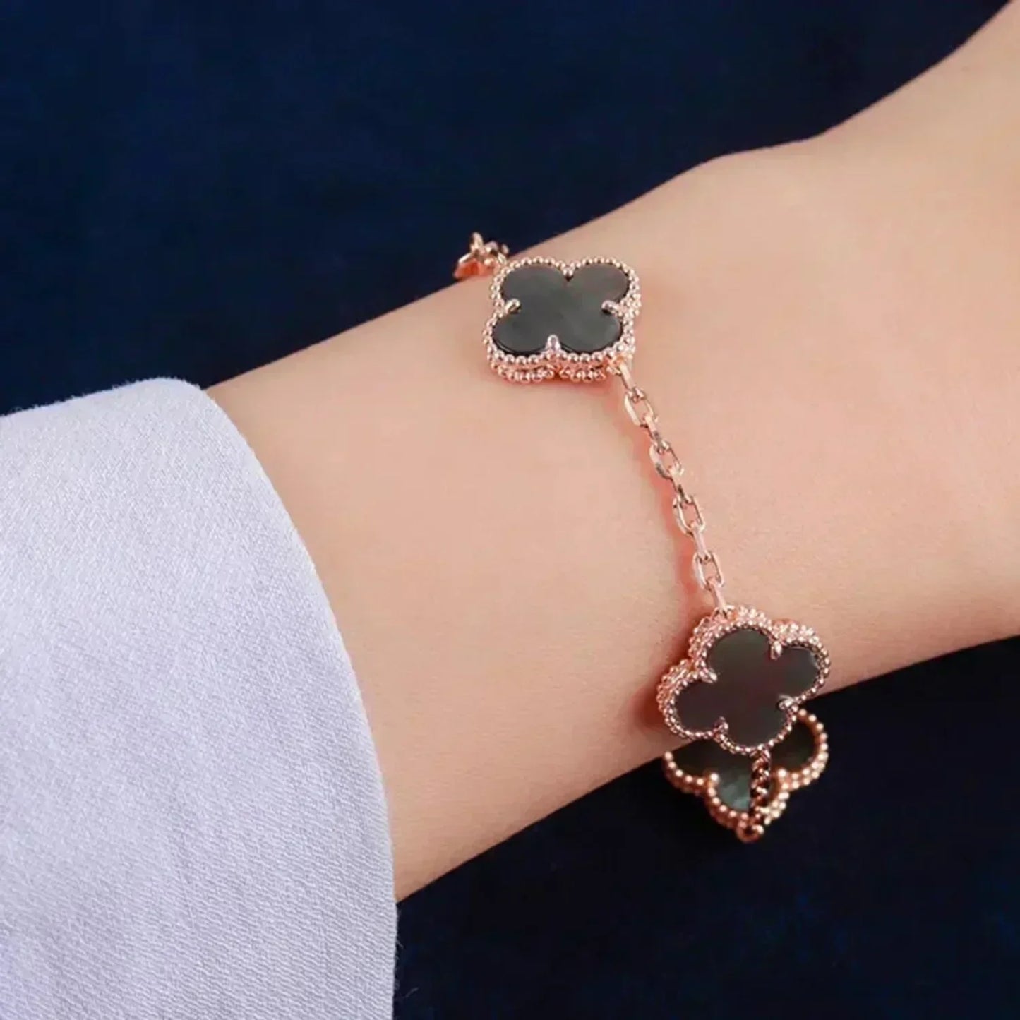 [AURORA]CLOVER 5 MOTIF GRAY MOP  BRACELET