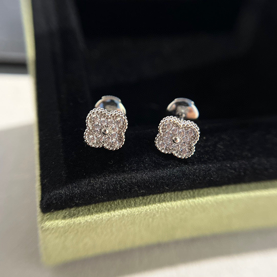 [AURORA]CLOVER MINI DIAMOND STUD EARRINGS