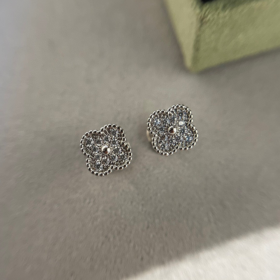 [AURORA]CLOVER MINI DIAMOND STUD EARRINGS